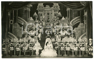 1950 ca PARIS Folies Bergère - Dancers with black masks - Photo 14x9 cm  Fotografia seriale d'epoca.CONDIZIONI: GFORMATO: 14x9 cm    originale e autentica 1