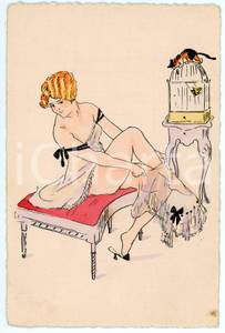 1920 ca FRANCE Vintage EROTIC - Woman in her boudoir - Postcard RISQUE  Cartolina postale d'epoca, non viaggiata.CONDIZIONI: F (lievi macchie)FORMATO: FP    originale e autentica 1
