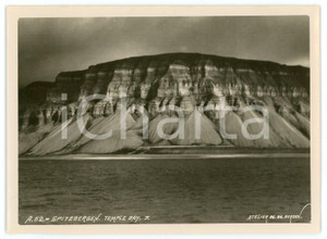 1910 ca SPITSBERGEN - NORWAY Temple Bay - Photo 11x9 cm Fotografia d'epoca. FOTOGRAFO: Atelier K.K. - Bergen POOR/danneggiato Strappo e piegatura all'angolo inferiore destro, lieve abrasione al verso Formato: 11x9 originale e autentica 1