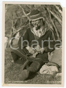 1910 ca NORWAY Lappekone - Lapp smoking a pipe - Photo 9x11 cm Fotografia d'epoca. FOTOGRAFO: Atelier K.K. - Bergen POOR/danneggiato mancanza all'angolo superiore destro, abrasioni al verso Formato: 11x9 originale e autentica 1