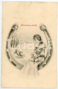 1920 HEUREUSE ANNÉE - Woman sitting on giant horseshoe with pigs - Postcard  Cartolina postale d'epoca, viaggiata.CONDIZIONI: P (piegature)FORMATO: FP    originale e autentica 1