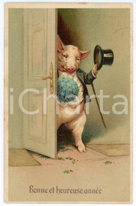 1910 BONNE ET HEUREUSE ANNÉE Pig with a hat opening the door *Embossed postcard  Cartolina postale d'epoca, viaggiata, in rilievo.CONDIZIONI: G FORMATO: FP    originale e autentica 1