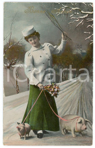 1909 BONNE ANNÉE Woman with bunch of flowers and pigs on a leash - Postcard  Cartolina postale d'epoca, viaggiata.CONDIZIONI: P (piegatura orizzontale in alto)FORMATO: FP    originale e autentica 1