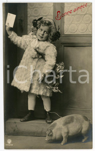 1910 ca BONNE ANNÉE Little girl with holly bouquet and pig on a leash *Postcard  Cartolina postale d'epoca, viaggiata.CONDIZIONI: F (piccola piegatura angolare) FORMATO: FP    originale e autentica 1