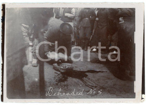 1900 ca CHINA DEATH PENALTY Beheading - Execution (3) RARE photo 9x6 cm Fotografia originale d'epoca.FORMATO: 9x6 cmCONDIZIONI: G (minime abrasioni marginali)Si precisa che la serie fotografica completa &egrave; disponibile sul sito www.icharta.com .AVVERTENZAPer le sue caratteristiche di pregio e rarit&agrave;, l'oggetto &egrave; stato selezionato per la collezione privata di ICharta.    originale e autentica 1