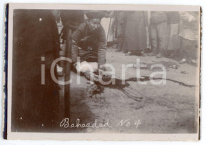 1900 ca CHINA DEATH PENALTY Beheading - Execution (2) RARE photo 9x6 cm Fotografia originale d'epoca.FORMATO: 9x6 cmCONDIZIONI: G (minime rosure marginali)Si precisa che la serie fotografica completa &egrave; disponibile sul sito www.icharta.com .AVVERTENZAPer le sue caratteristiche di pregio e rarit&agrave;, l'oggetto &egrave; stato selezionato per la collezione privata di ICharta.     originale e autentica 1