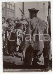1900 ca CHINA TORTURE LINGCHI Death by a thousand cuts - RARE photo 7x10 cm Fotografia originale d'epoca.FORMATO: 7x10 cmCONDIZIONI: G (minime abrasioni marginali)Si precisa che la serie fotografica completa &egrave; disponibile sul sito www.icharta.com .AVVERTENZAPer le sue caratteristiche di pregio e rarit&agrave;, l'oggetto &egrave; stato selezionato per la collezione privata di ICharta.    originale e autentica 1