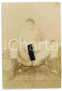 1900 ca VINTAGE EROTIC Lesbian couple having sex with a toy *PORN Photo 9x13 Fotografia originale d'epoca, su carta sottile.CONDIZIONI: G (millimetrico strappo al lato superiore)FORMATO: 9x13 cm    originale e autentica 1