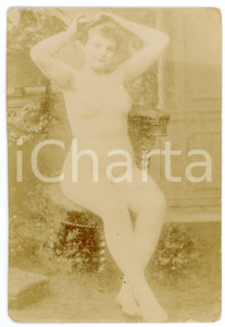 1900 ca VINTAGE EROTIC Nude woman on a chair - Arms up - Photo 9x13 cm Fotografia originale d'epoca, su carta sottile.FORMATO: 9x13 cmCONDIZIONI: F (difetti di stampa)    originale e autentica 1