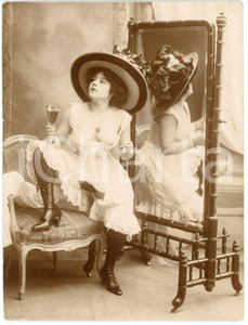 1910 ca VINTAGE EROTIC Woman drinking and smoking in her boudoir *Photo RISQUE Fotografia originale d'epoca.CONDIZIONI: F (piegature angolari)FORMATO: 12x16 cm    originale e autentica 1