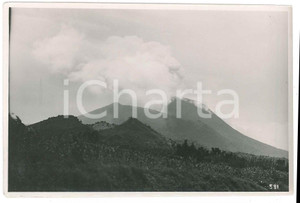 1930 C. ZAGOURSKI «Le Congo Illustré» KIVU - Volcan NYAMURAGIRA Postcard 5  Fotocartolina postale d'epoca, appartenente alla serie &laquo;Le Congo Illustr&eacute;&raquo; del fotografo Casimir Zagourski (L&eacute;opoldville).Non viaggiata.CONDIZIONI: FAIR (LIEVI SMUSSATURE AGLI ANGOLI)FORMATO: 14x9 cm    originale e autentica 1