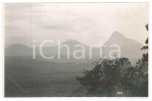 1930 C. ZAGOURSKI «Le Congo Illustré» KIVU - Volcan NYAMURAGIRA Postcard 4  Fotocartolina postale d'epoca, appartenente alla serie &laquo;Le Congo Illustr&eacute;&raquo; del fotografo Casimir Zagourski (L&eacute;opoldville).Non viaggiata.CONDIZIONI: GOODFORMATO: 14x9 cm    originale e autentica 1