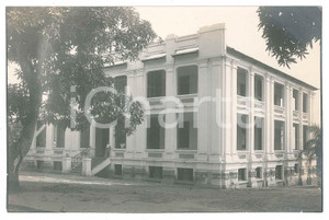 1930 ca C. ZAGOURSKI (?) CONGO BELGE - KINSHASA - Nouveau édifice *Photo  Fotocartolina postale d'epoca, attibuita al fotografo Casimir Zagourski.CONDIZIONI: G (difetti di stampa)FORMATO: 14x9 cm    originale e autentica 1