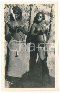 1930 C. ZAGOURSKI «L'Afrique qui disparaît» A.E.F. Travail du fil de coton n.141  Fotocartolina postale d'epoca, appartenente alla serie &laquo;L'Afrique qui dispara&icirc;t&raquo; del fotografo Casimir Zagourski (L&eacute;opoldville).N&deg; 141, non viaggiata.Al verso timbro: "Henri Nicaise Photographe - Namur"CONDIZIONI: GFORMATO: 9x14 cm     originale e autentica 1