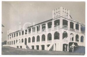 1930 ca C. ZAGOURSKI (?) CONGO BELGE - Architecture coloniale - CeACe Magasin  Fotocartolina postale d'epoca, attibuita al fotografo Casimir Zagourski.La fotografia ritae il "Magasin de D&eacute;tail Alimentation G&eacute;n&eacute;rale" della CeACe.CONDIZIONI: G (minimi difetti di stampa)FORMATO: 14x9 cm    originale e autentica 1