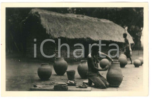 1930 ca C. ZAGOURSKI - CONGO BELGE Femme potier - Carte postale  Fotocartolina postale d'epoca del fotografo Casimir Zagourski.Al verso timbro: "Henri Nicaise Photographe - Namur"CONDIZIONI: GOODFORMATO: 9x14 cm    originale e autentica 1