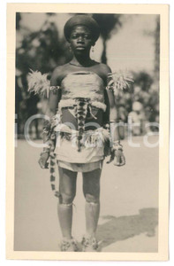 1930 ca C. ZAGOURSKI «L'Afrique qui disparaît»  Bakumus à Madula Postcard n.72  Fotocartolina postale d'epoca, appartenente alla 2^ serie &laquo;L'Afrique qui dispara&icirc;t&raquo; del fotografo Casimir Zagourski (L&eacute;opoldville).N&deg; 72, non viaggiata.CONDIZIONI: GFORMATO: 9x14 cm    originale e autentica 1