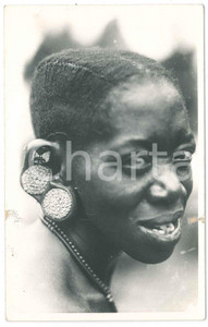 1930 C. ZAGOURSKI «L'Afrique qui disparaît» Femme URUNDI - Lobes dilatés  Fotocartolina postale d'epoca, appartenente alla serie &laquo;L'Afrique qui dispara&icirc;t&raquo; del fotografo Casimir Zagourski (L&eacute;opoldville).Non viaggiata.CONDIZIONI: F (difetti di stampa)FORMATO: 9x14 cm    originale e autentica 1