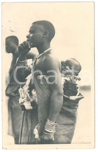 1930 ca C. ZAGOURSKI «L'Afrique qui disparaît» Maternité -  Postcard  Fotocartolina postale d'epoca, appartenente alla serie &laquo;L'Afrique qui dispara&icirc;t&raquo; del fotografo Casimir Zagourski (L&eacute;opoldville).Viaggiata (ma francobolli parzialmente asportati).CONDIZIONI: F (lievi piegature; difetti di stampa)FORMATO: 9x14 cm    originale e autentica 1