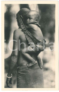 1930 ca C. ZAGOURSKI «L'Afrique qui disparaît» A.E.F. - Maternité - Postcard 137  Fotocartolina postale d'epoca, appartenente alla serie &laquo;L'Afrique qui dispara&icirc;t&raquo; del fotografo Casimir Zagourski (L&eacute;opoldville), n&deg; 137.Non viaggiata.Timbro al verso: "Henri Nicaise Photographe - Namur".CONDIZIONI: GFORMATO: 9x14 cm    originale e autentica 1