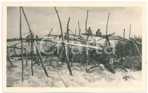 1930 C. ZAGOURSKI «L'Afrique qui disparaît» Pêcherie à Stanleyville *Postcard 84  Fotocartolina postale d'epoca, appartenente alla 2^serie &laquo;L'Afrique qui dispara&icirc;t&raquo; del fotografo Casimir Zagourski (L&eacute;opoldville).N&deg;84, non viaggiata.Timbro al verso: "Henri Nicaise Photographe - Namur".CONDIZIONI: GFORMATO: 14x9 cm    originale e autentica 1