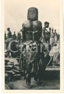 1930 ZAGOURSKI «L'Afrique qui disparaît» - Sankuru - Accoucheuse ^Postcard 23  Fotocartolina postale d'epoca, appartenente alla serie &laquo;L'Afrique qui dispara&icirc;t&raquo; del fotografo Casimir Zagourski (L&eacute;opoldville), n&deg; 23.Non viaggiata.Timbro al verso : "Henri Nicaise Photographe - Namur"CONDIZIONI: GFORMATO: 9x14 cm    originale e autentica 1