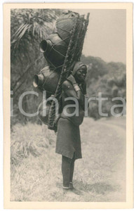 1930 C. ZAGOURSKI «L'Afrique qui disparaît» Equateur - Femme au travail - n.25  Fotocartolina postale d'epoca, appartenente alla 2^ serie &laquo;L'Afrique qui dispara&icirc;t&raquo; del fotografo Casimir Zagourski (L&eacute;opoldville).N&deg; 25, non viaggiata.Timbro ulteriore del fotografo Henri Nicaise - Namur.CONDIZIONI: G FORMATO:  9x14 cm    originale e autentica 1