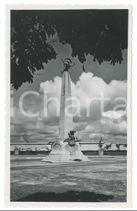 1935 C. ZAGOURSKI (?) LEOPOLDVILLE - Monument des Aviateurs *Photo 9x14 cm  Fotocartolina postale d'epoca, attibuita al fotografo Casimir Zagourski, non viaggiata.CONDIZIONI: G FORMATO: 9x14 cm    originale e autentica 1