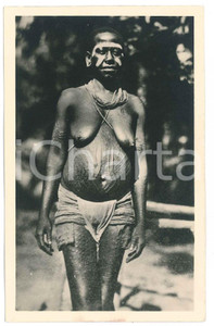 1930 ca C. ZAGOURSKI «L'Afrique qui disparaît» - Femme en deuil *Postcard 21  Fotocartolina postale d'epoca, appartenente alla serie &laquo;L'Afrique qui dispara&icirc;t&raquo; del fotografo Casimir Zagourski (L&eacute;opoldville).N&deg; 21, non viaggiata.Al verso timbro: "Henri Nicaise Photographe - Namur"CONDIZIONI: GFORMATO: 9x14 cm      originale e autentica 1