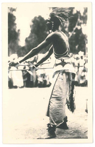 1930 ca C. ZAGOURSKI «L'Afrique qui disparaît» RUANDA - Un danseur - Postcard 91  Fotocartolina postale d'epoca, appartenente alla serie &laquo;L'Afrique qui dispara&icirc;t&raquo; del fotografo Casimir Zagourski (L&eacute;opoldville).N&deg; 91, non viaggiata.Al verso timbro: "Henri Nicaise Photographe - Namur".CONDIZIONI: GFORMATO: 9x14 cm     originale e autentica 1