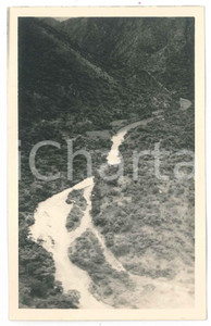 1930 C. ZAGOURSKI «L'Afrique qui disparaît» KENYA Chutes Thomson *Postcard n.93  Fotocartolina postale d'epoca, appartenente alla seconda serie &laquo;L'Afrique qui dispara&icirc;t&raquo; del fotografo Casimir Zagourski (L&eacute;opoldville).N&deg;93, non viaggiata.Al verso timbro: "Henri Nicaise Photographe - Namur"CONDIZIONI: G FORMATO: 14x9 cm    originale e autentica 1