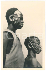 1930 ZAGOURSKI «L'Afrique qui disparaît»  Types SARRA - Scarification visage 1  Fotocartolina postale d'epoca, appartenente alla serie «L'Afrique qui disparaît» del fotografo Casimir Zagourski (Léopoldville).N° 121, non viaggiata.Al verso timbro: "Henri Nicaise Photographe - Namur"  GOOD/buono  FORMATO: 9x14 cm originale e autentica 1