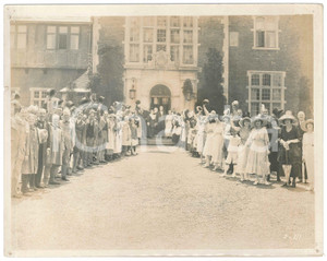 1920 Silent film "The Fatal Hour" - People greeting - Photo 24x19 cm Fotografia originale d'epoca. FAIR/discreto piccoli fori angolari, con minime piegature e strappo al lato sinistro Formato: 24x19 cm originale e autentica 1