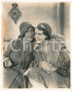 1925 ca CINEMA - Actresses Jacqueline LOGAN Benita HUME - Photo 19x25 cm Fotografia originale d'epoca, con didascalia al verso. GOOD/buono ma minima smussatura angolare e alone Formato: 19x25 cm originale e autentica 1