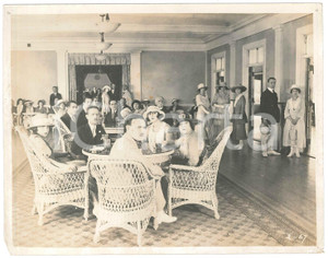 1920 Silent film "The Fatal Hour" - Surprise in the cafe - RARE Photo 24x19 cm Fotografia originale d'epoca. POOR/danneggiato piccoli fori angolari, con minime piegature e mancanza all'angolo inferiore sinistro; piccole macchie Formato: 24x19 cm originale e autentica 1