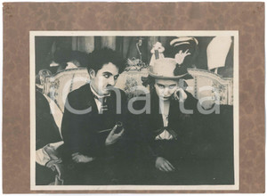 1916 FIlm "Behind the screen" Charlie CHAPLIN Edna PURVIANCE (2) Photo Fotografia originale d'epoca, montata su cartoncino. FAIR/discreto difetti di stampa; piccoli fori al cartoncino Formato: 30x22 cm originale e autentica 1
