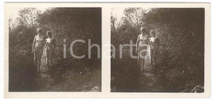 1920 ca VINTAGE EROTIC Le nu stéréo en plein air - Nude women in the woods PHOTO Fotografia stereoscopica d'epoca, appartenente alla collana "Le nu st&eacute;r&eacute;o en plein air".EDITORE: Editions St&eacute;reo Novelti Accademia - Paris  GOOD/buono  Formato: 13x6 cm originale e autentica 1