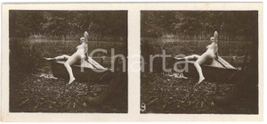 1920 ca VINTAGE EROTIC Le nu stéréo en plein air - Woman on a boat (4) Photo Fotografia stereoscopica d'epoca, appartenente alla collana "Le nu st&eacute;r&eacute;o en plein air".EDITORE: Editions St&eacute;reo Novelti Accademia - Paris  GOOD/buono  Formato: 13x6 cm originale e autentica 1