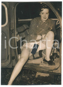 1950 ca VINTAGE EROTIC Woman upskirt in a car - Photo 11x15 cm Fotografia originale d'epoca. GOOD/buono  Formato: 11x15 cm originale e autentica 1