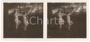 1920 ca VINTAGE EROTIC Le nu stéréo en plein air - Two women with a ball *Photo Fotografia stereoscopica d'epoca, appartenente alla collana "Le nu st&eacute;r&eacute;o en plein air".EDITORE: Editions St&eacute;reo Novelti Accademia - Paris  GOOD/buono  Formato: 13x6 cm originale e autentica 1