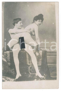1910 ca VINTAGE EROTIC Sex in the boudoir - Couple - RARE PORN Photo RPPC (3) Fotografia originale d'epoca, in formato cartolina postale. GOOD/buono ma difetti di stampa e residui cartacei al verso Formato: 9x14 cm originale e autentica 1
