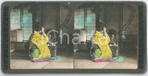1901 JAPAN - A Japanese Woman before her Mirror *Stereoview WHITE 3983 Fotografia stereoscopica d'epoca, su cartoncino rigido.EDITORE: H. C. White, USA   GOOD/buono  Formato: 18x9 cm originale e autentica 1