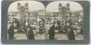 1910 ca CUZCO (PERU) Selling potatoes  - Market before Jesuit Church *Stereoview Fotografia stereoscopica d'epoca, su cartoncino rigido, n&deg; 21934.EDITORE: Meadville, Pa.  - Keystone View Company  GOOD/buono  Formato: 18x9 cm originale e autentica 1