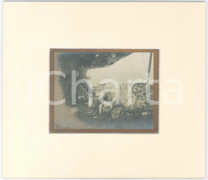 1910 ca NORD ITALIA - COSTUME - Lavandaie al lavoro *Foto con passepartout Fotografia d'epoca, incollata su cartoncino e incorniciata con passepartout in cartoncino pesante. POOR/danneggiato macchie al recto dovute alla colla impiegata; difetti di stampa Formato: 22x19 cm (cartoncino); 10,5x7,5 cm (fotografia) originale e autentica 1