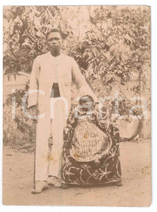 1920 ca CONGO BELGA Notabile indigeno con la figlia bambina - Foto 8x10 cm  Fotografia originale d'epoca. FAIR/discreto lievi piegature marginali e macchie superficiali Formato: 8x10 cm originale e autentica 1