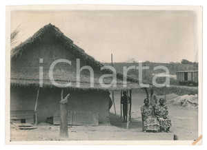 1935 ca CONGO BELGE Village indigène - Femmes à côté de leur chaumière - Photo Fotografia originale d'epoca. GOOD/buono ma piccola piegatura angolare e residuo cartaceo all'angolo inferiore destro Formato: 18x13 cm originale e autentica 1