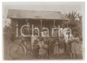 1935 ca CONGO BELGE Famille indigène habillée à l'occidentale - Photo 18x13 cm Fotografia originale d'epoca.  FAIR/discreto piccolo strappo al lato superiore e abrasioni angolari FORMATO: 18x13 cm originale e autentica 1