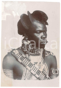 1935 ca CONGO BELGE Homme indigène dans sa tenue traditionnelle - Photo 13x18 Fotografia originale d'epoca. POOR/danneggiato lieve macchia al lato inferiore e residui cartacei al lato superiore Formato: 13x18 cm originale e autentica 1