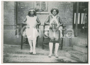 1935 ca CONGO BELGE Jeunes femmes assises habillées à l'occidentale - Photo Fotografia originale d'epoca. GOOD/buono  Formato: 18x13 cm originale e autentica 1