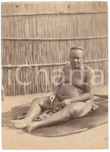 1920 ca CONGO BELGA Ritratto di indigeno seduto- Foto 10x13 cm  Fotografia d'epoca, su carta sottile. GOOD/buono  Formato: 10x13 cm originale e autentica 1